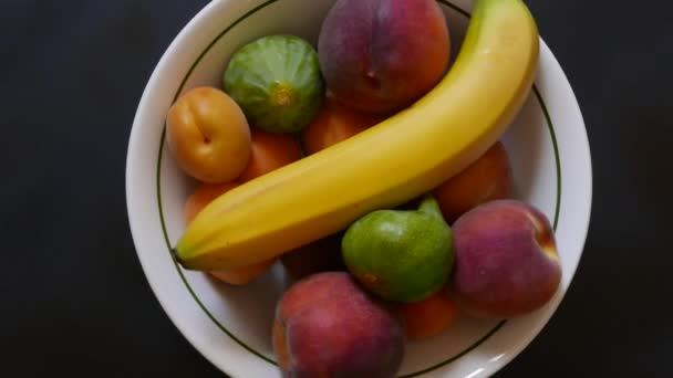 Fruktskål Roterande Över Svart Bakgrund — Stockvideo