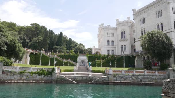 Trieste Italy Июля 2018 Года Люди Садах Замка Мирамаре Замок — стоковое видео
