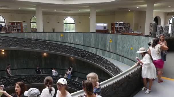 1932 年にジュゼッペ モモによって設計された バチカン美術館のモダンな ブラマンテ らせん階段を降順バチカン市国 バチカン市国 2018 — ストック動画