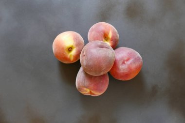 Şeftali meyve koyu gri arka plan üzerinde