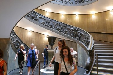 Vatikan, Vatikan - 14 Temmuz 2018: Vatikan Müzeleri, 1932 yılında Giuseppe Momo tarafından tasarlanmış modern spiral merdiven altında kişi