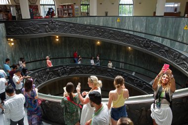 Vatikan, Vatikan - 14 Temmuz 2018: modern 'Bramante' azalan insanlar spiral merdiven Vatikan Müzeleri, 1932 yılında Giuseppe Momo tarafından tasarlanmıştır