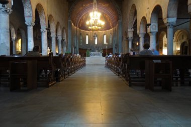 Trieste, İtalya - 7 Temmuz 2018: Saint Justus, IX - XI yüzyılda Roma Katolik Katedrali için adanmış San Giusto bazilikanın Orta nefin insanlarda