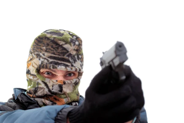 Maskierter Mörder Mit Handfeuerwaffe Vor Weißem Hintergrund — Stockfoto