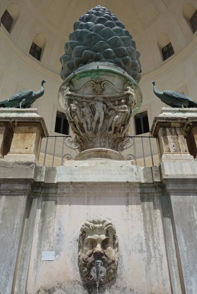 Tannenzapfen Brunnen Der Mauer Des Pigna Hofes Der Vatikanischen Stadt — Stockfoto