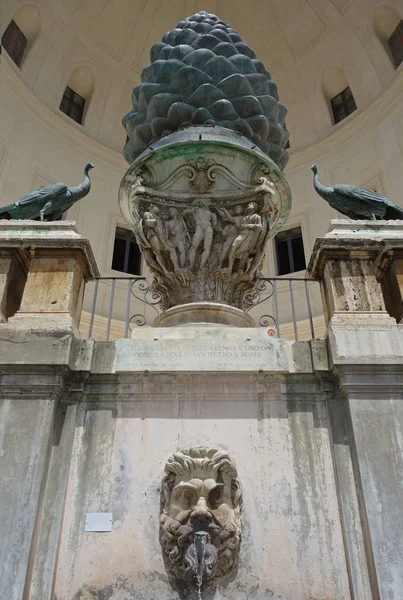 Tannenzapfen Brunnen Der Mauer Des Pigna Hofes Der Vatikanischen Stadt — Stockfoto