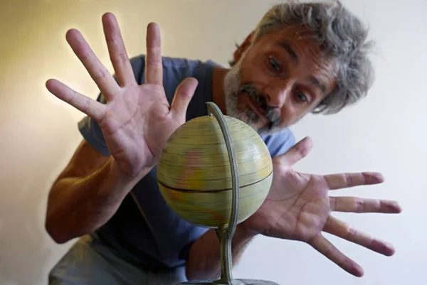 Girando Globo Tierra Con Desenfoque Movimiento Fuera Foco Hombre Fondo — Foto de Stock