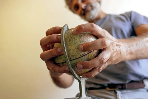 Fuera Foco Hombre Detrás Tierra Vintage Globo — Foto de Stock