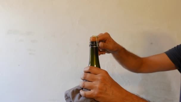 Mann Öffnet Flasche Champagner Hause — Stockvideo