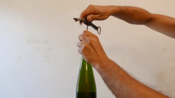 Uomo Aprendo Bottiglia Vino Con Cavatappi Casa — Video Stock