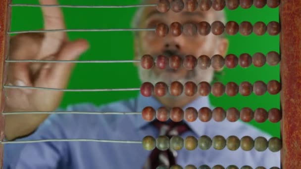 Fokus Mannen Bakom Gamla Abacus Matematiskt Begrepp — Stockvideo