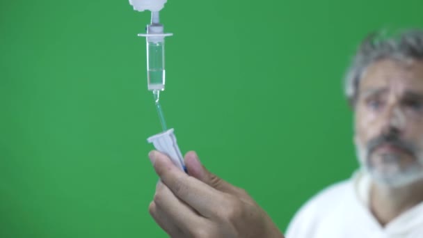 Männliche Krankenschwester Oder Arzt Überprüft Das Tropfffutter Das Einem Patienten — Stockvideo