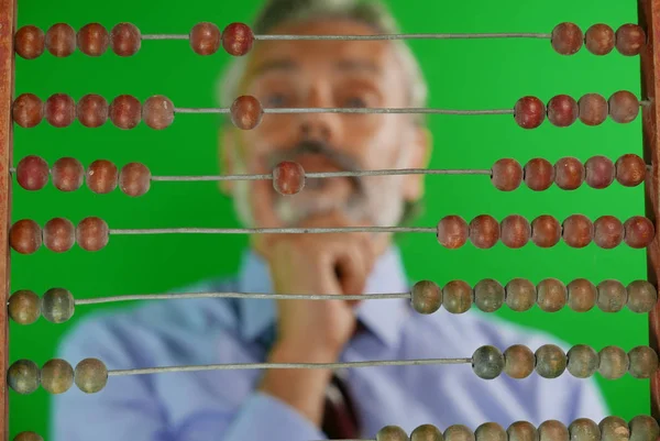Fokus Mannen Bakom Gamla Abacus Matematiskt Begrepp — Stockfoto