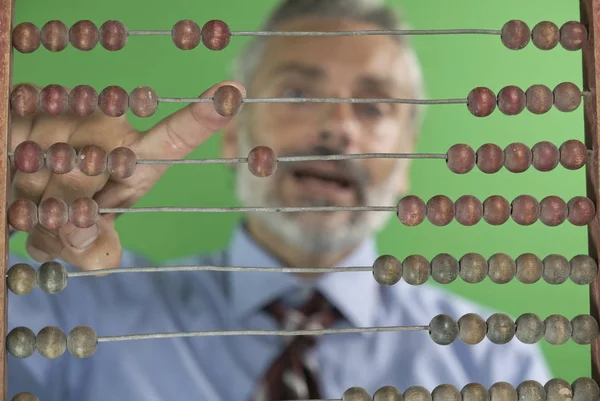 Odak Erkek Eski Abacus Matematiksel Kavram Arkasında — Stok fotoğraf