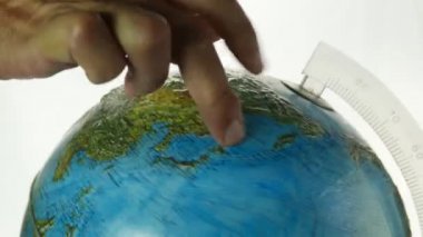 Dünya küre, globetrotter konsepti üzerine beyaz arka plan üzerinde yürüme el