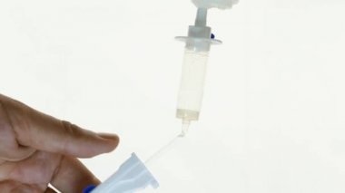 yakın kadar beyaz arka plan üzerinde drip-feed