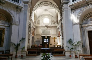 Rome, İtalya - 24 Ağustos 2018: Santa Maria della Pace, Orta nefin, barok iç