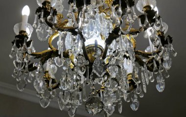 Kristal avize yakın çekim karanlık ev iç