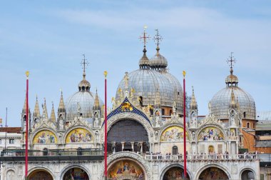 Venice, İtalya - 16 Mayıs 2018: İnsanlar Saint Mark Bazilikası, şehrin ana Kilisesi terasta