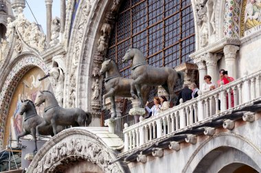 Venice, İtalya - 16 Mayıs 2018: İnsanlar Saint Marc Bazilikası, şehrin ana Kilisesi terasta