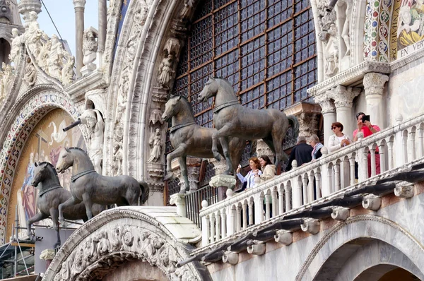 Venice Itália Maio 2018 Pessoas Terraço Basílica São Marcos Principal — Fotografia de Stock