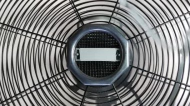 Beyaz üzerinde Vintage Elektrik Masası Fan, Durdurma Retro Metal Ventilatör