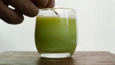 beyaz arka plan üzerinde citronella kova mum aydınlatma