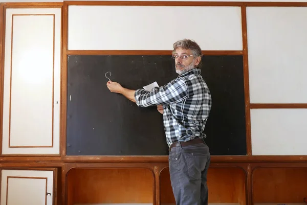 Lehrerin Klassenzimmer Schreibt Die Tafel — Stockfoto