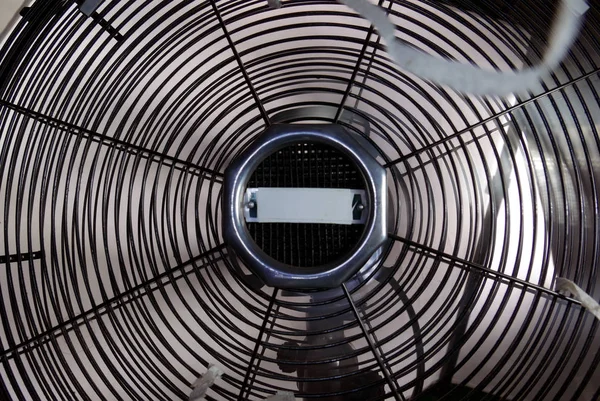 Vintage Elektromos Asztali Ventilátor Fehér Háttér Retro Fém Ventilátor — Stock Fotó