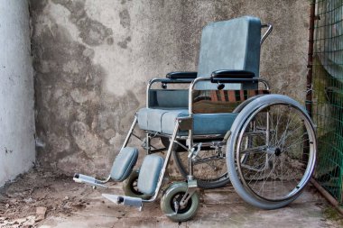 bir grunge arka plan üzerinde boş tekerlekli sandalye