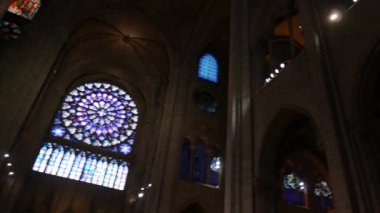 Paris, Fransa - 27 Ekim 2018: gül pencere ünlü Notre Dame de Paris, Gotik katedral örnek Rayonnant mimarisinin iç