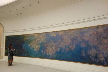 Paris, Fransa - 27 Ekim 2018: Kadın ziyaretçi Muse de l Orangerie, Monet izlenimci başyapıtı Nilüferler, önünde