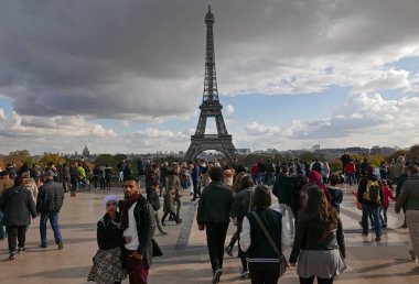 Paris, Fransa - 27 Ekim 2018: Place du Trocadero insanlarda bir manzara içinde belgili tanımlık geçmiş Eyfel Kulesi ile