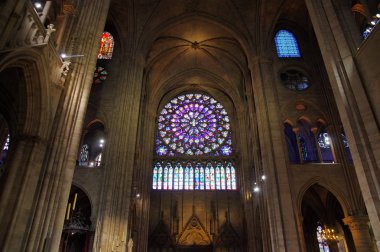 Paris, Fransa - 27 Ekim 2018: gül pencere ünlü Notre Dame de Paris, Gotik katedral örnek Rayonnant mimarisinin iç