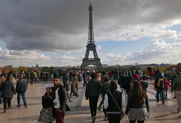 Париж Франция Октября 2018 Года Люди Площади Трокадеро Видом Эйфелеву — стоковое фото