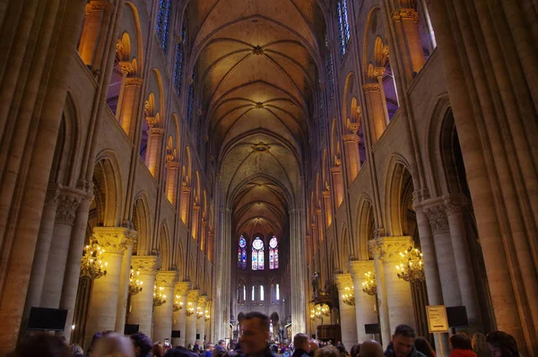 法国巴黎 2018年10月27日 著名的巴黎圣母院 大教堂的哥特式内部挤满了游客 — 图库照片