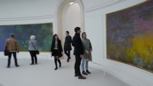 Paris Frankrike Oktober 2018 Besökare Framför Näckrosor Monet Impressionistiska Mästerverk — Stockvideo
