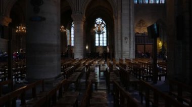 Paris, Fransa - 27 Ekim 2018: ünlü Notre Dame de Paris, Gotik katedral örnek Rayonnant mimarisinin iç