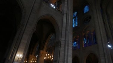 Paris, Fransa - 27 Ekim 2018: İç ünlü Notre Dame de Paris, Gotik Rayonnant mimarlık örneği
