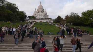 Paris, Fransa - 27 Ekim 2018: merdivenlerden Basilica Sacré Coeur de Montmartre, insanlar