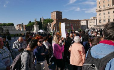 Rome, İtalya - 10 Kasım 2018: Piazza Venezia Trajan sütunu altında gösteride, eylemciler Pillon Ddl karşı protesto