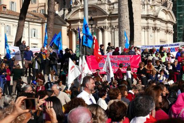 Rome, İtalya - 10 Kasım 2018: Piazza Venezia Trajan sütunu altında gösteride, eylemciler Pillon Ddl karşı protesto