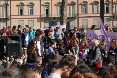 Rome, İtalya - 10 Kasım 2018: Piazza Venezia Trajan sütunu altında gösteride, eylemciler Pillon Ddl karşı protesto
