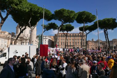 Rome, İtalya - 10 Kasım 2018: Piazza Venezia Trajan sütunu altında gösteride, eylemciler Pillon Ddl karşı protesto