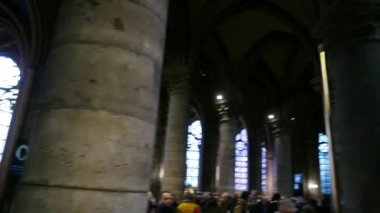 Paris, Fransa - 27 Ekim 2018: Ünlü Notre Dame de Paris'in içi, Rayonnant mimarisinin Katedrali'nin Gotik İçişleri örneği