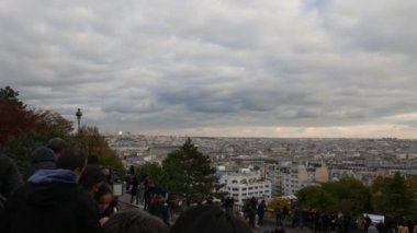 Paris, Fransa - 27 Ekim 2018: merdivenlerden Basilica Sacré Coeur de Montmartre, insanlar