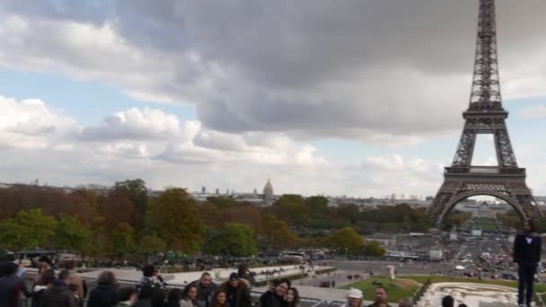 Paříž, Francie - 27 října 2018: lidé v Place du Trocadéro s pohled z Eiffelovy věže na pozadí