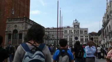 Venice, İtalya - 27 Ekim 2018: San marco Meydanı doğru yürüyen insanlar