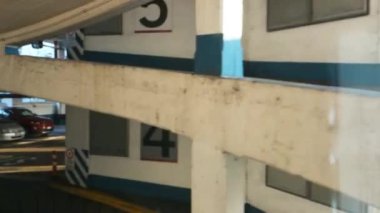 çok katlı bir garaj oto parkında sürüş