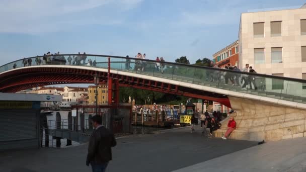 Venedig Italien Maj 2018 Människor Som Passerar Ponte Della Costituzione — Stockvideo